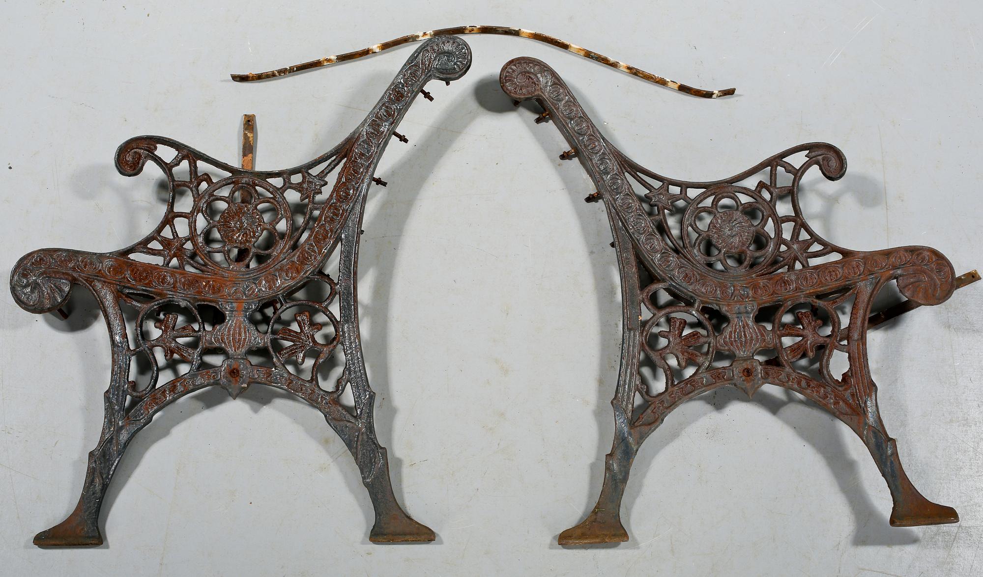GAVLAR TILL TRÄDGÅRDSSOFFA, ett par, 1900-tal.