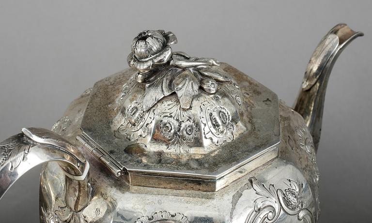 TESERVIS, 4 delar, silver, svenska importstämplar. Tidigt 1900-tal. Tot ca 2380 gram.