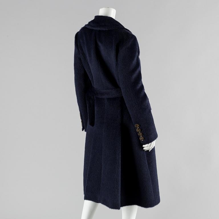 A Burberry womens brushed alpaca and wool-blend coat, size IT44.