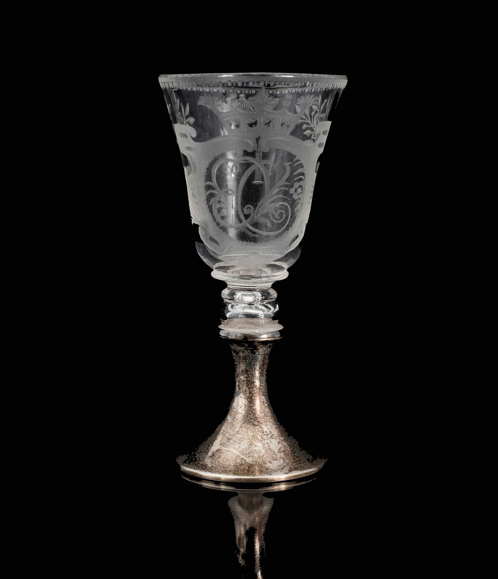 GLAS PÅ SILVERFOT, delvis 1700-tal.