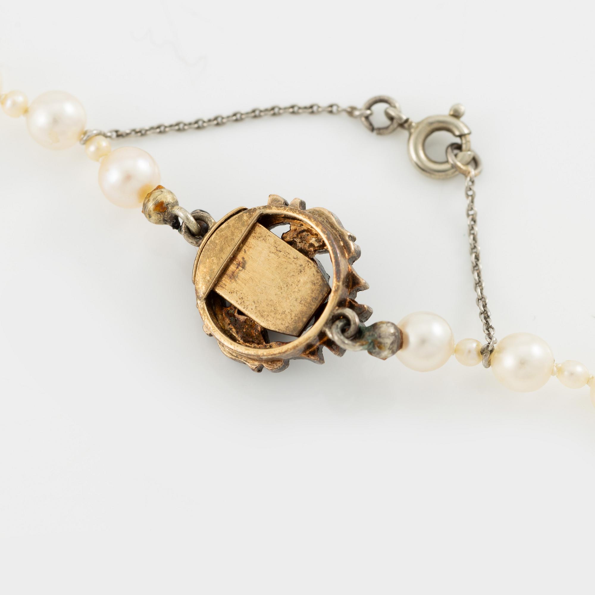 Necklace of pearls with a gold and silver clasp set with rose-cut diamonds.