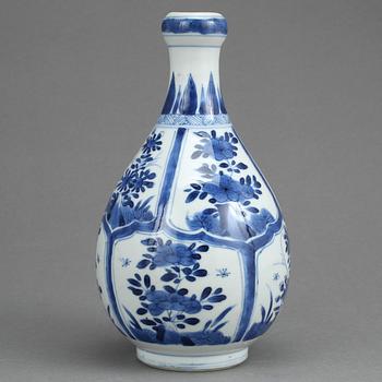FLASKA, porslin, Qingdynastin Kangxi (1662-1722).