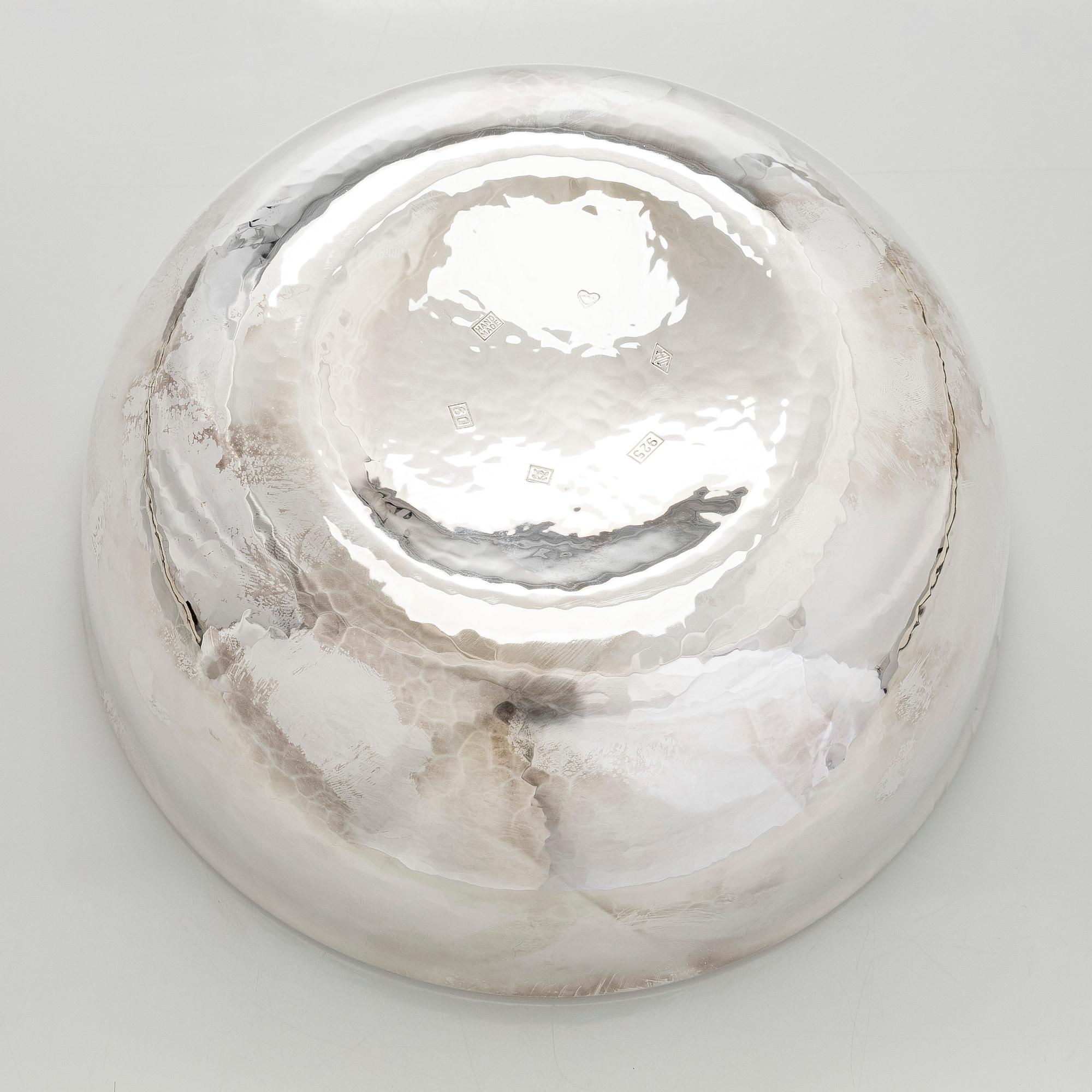 A. Tillander, malja, sterlinghopeaa ja emalia. Helsinki 2005.