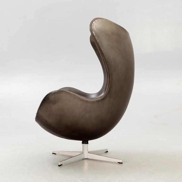 An Arne Jacobsen, aluminium and leather armchair, "Ägget" for Fritz Hansen designed in 1958.