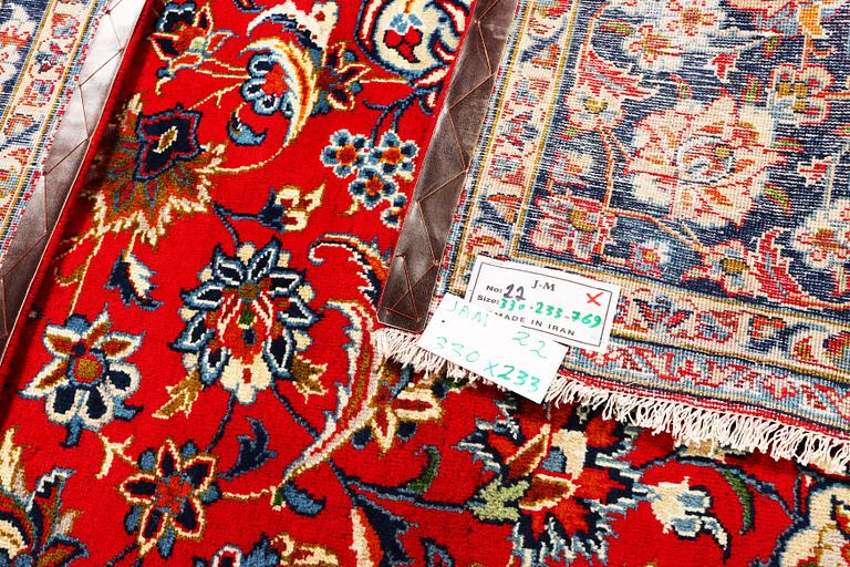 A Kashan carpet., a. 330 x 233 cm.