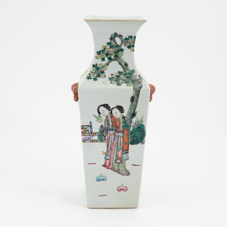 A Chinese famille rose vase, early 20th Century.