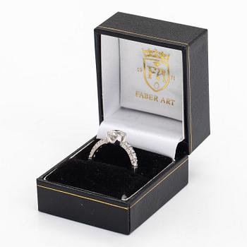 Ring, 14K vitguld, briljantslipad diamant ca 1.54 ct och sidodiamanter tot. ca 0.58 ct. Med intyg.