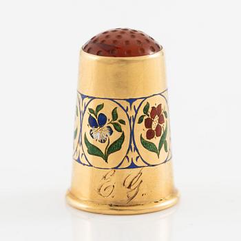 Thimble 18K gold with carnelian and enamel decoration.