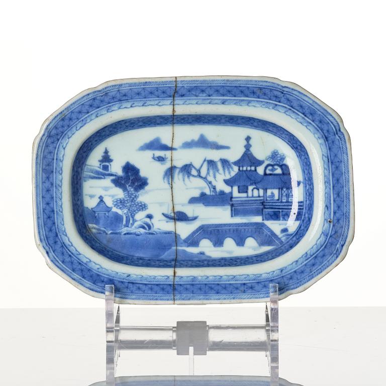 A Chinese blue and white porcelain service, 16 pieces, Qing dynasty, Qianlong (1736-95).