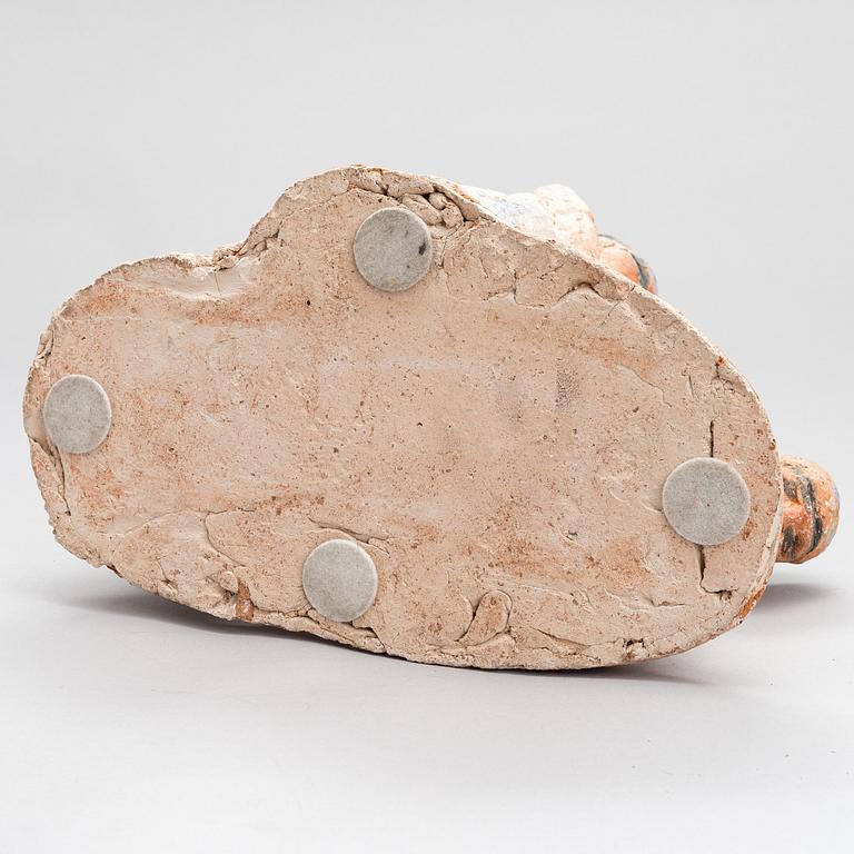 MILJA AARNIO, SKULPTUR, målad terracotta. Signerad och daterad MA -87.