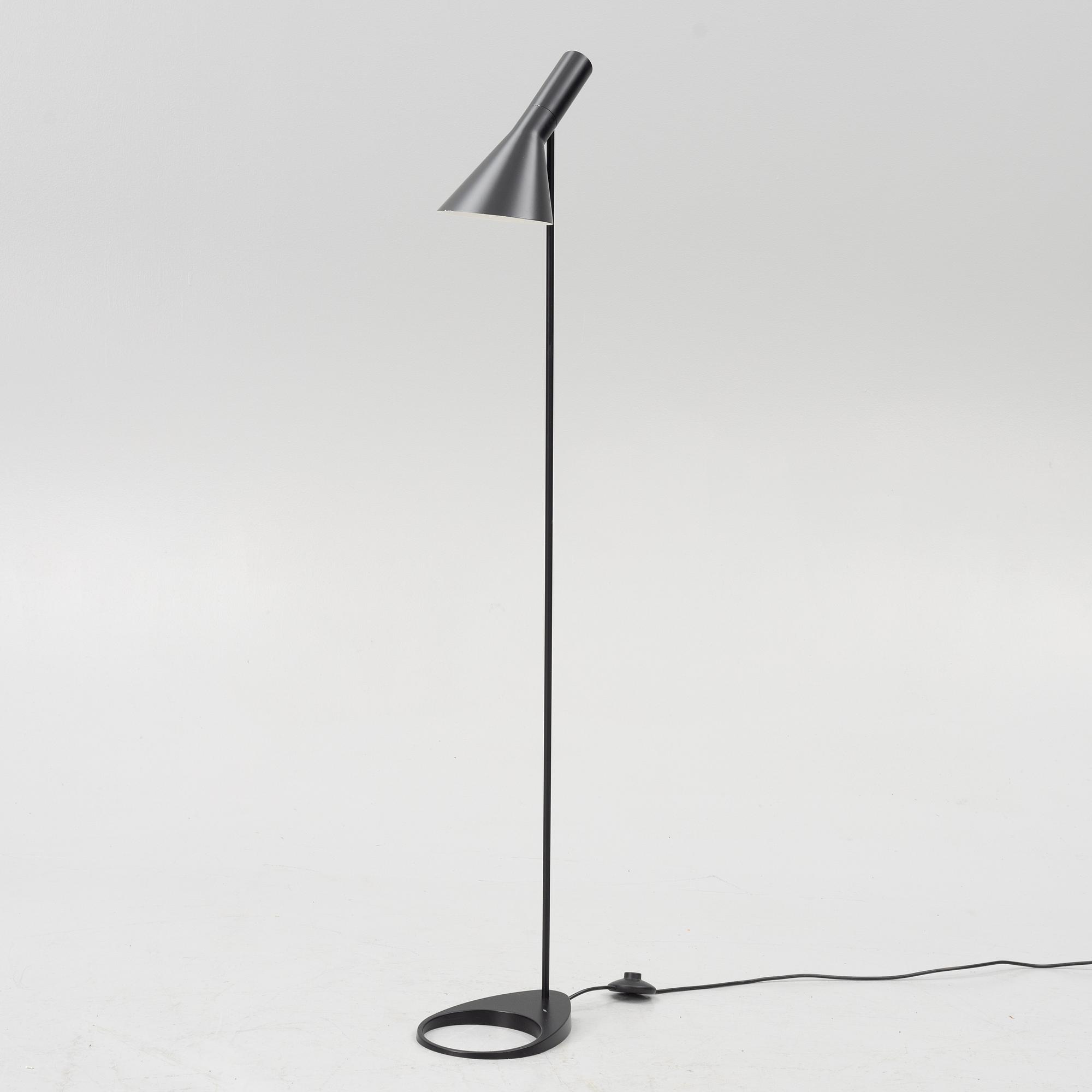 Arne Jacobsen, golvlampa, "AJ", Louis Poulsen, Danmark.