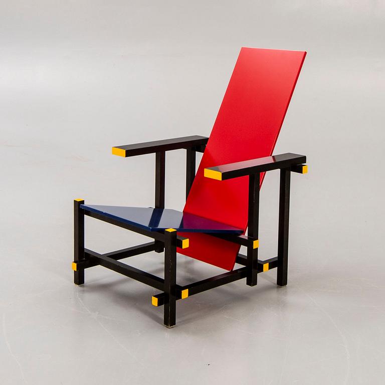 Gerrit Rietveld, fåtölj, "Red and blue chair", Cassina numrerad 4622.