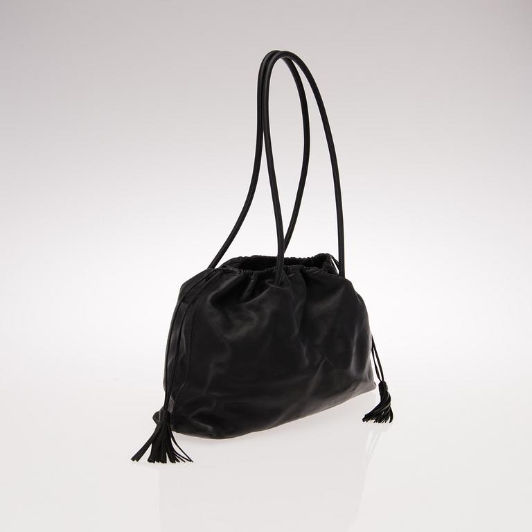 BLACK LEATHER DRAWSTRING TASSEL TOTE BAG.