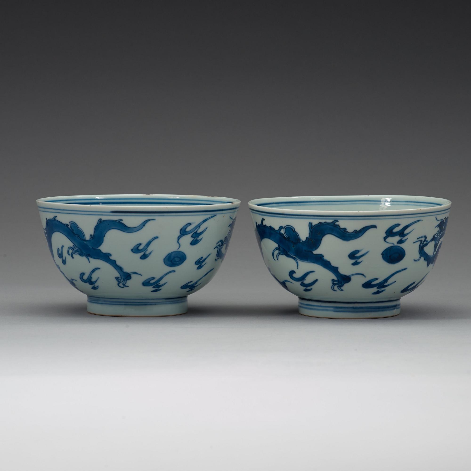 A pair of blue and white dragon bowls, Qing dynasty, Kangxi (1662-1722).