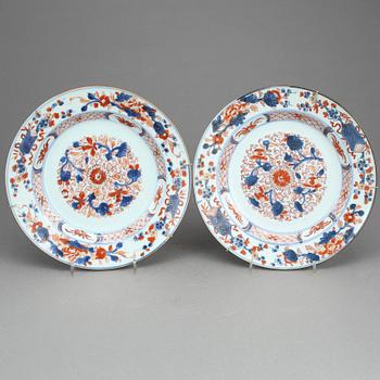 TALLRIKAR, ett par, porslin, Qianlong, Kina 1700-tal.