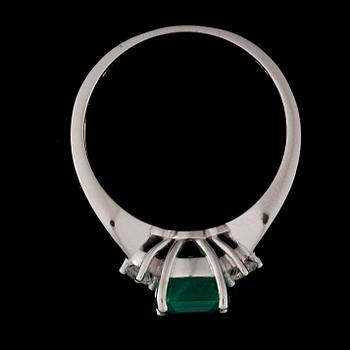 RING, 18K vitguld, smaragd, briljantslipade diamanter. Vikt ca 3,7 g.