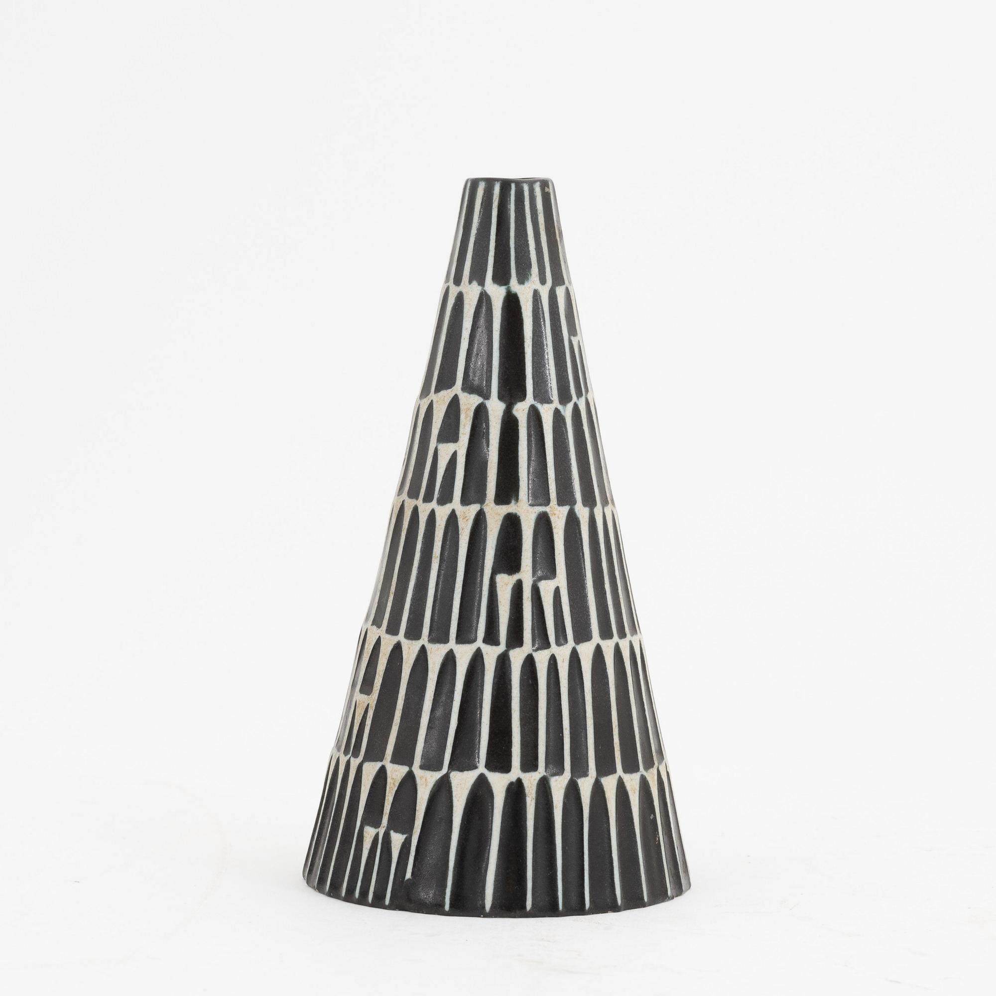 Stig Lindberg, a set of three 'Domino' stoneware dishes and a vase, Gustavsberg.