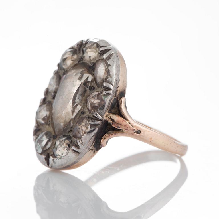 Ring med rosenslipade diamanter.