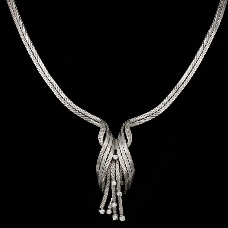 COLLIER, 18k vitguld med briljantslipade diamanter tot ca 0,25 ct. Vikt ca 43 gram.