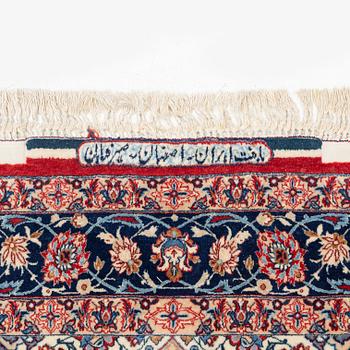 Matta, Isfahan, signerad (Ahmad) Seirafian, ca 178 x 110 cm (samt en kortsida med 3 cm slätväv).