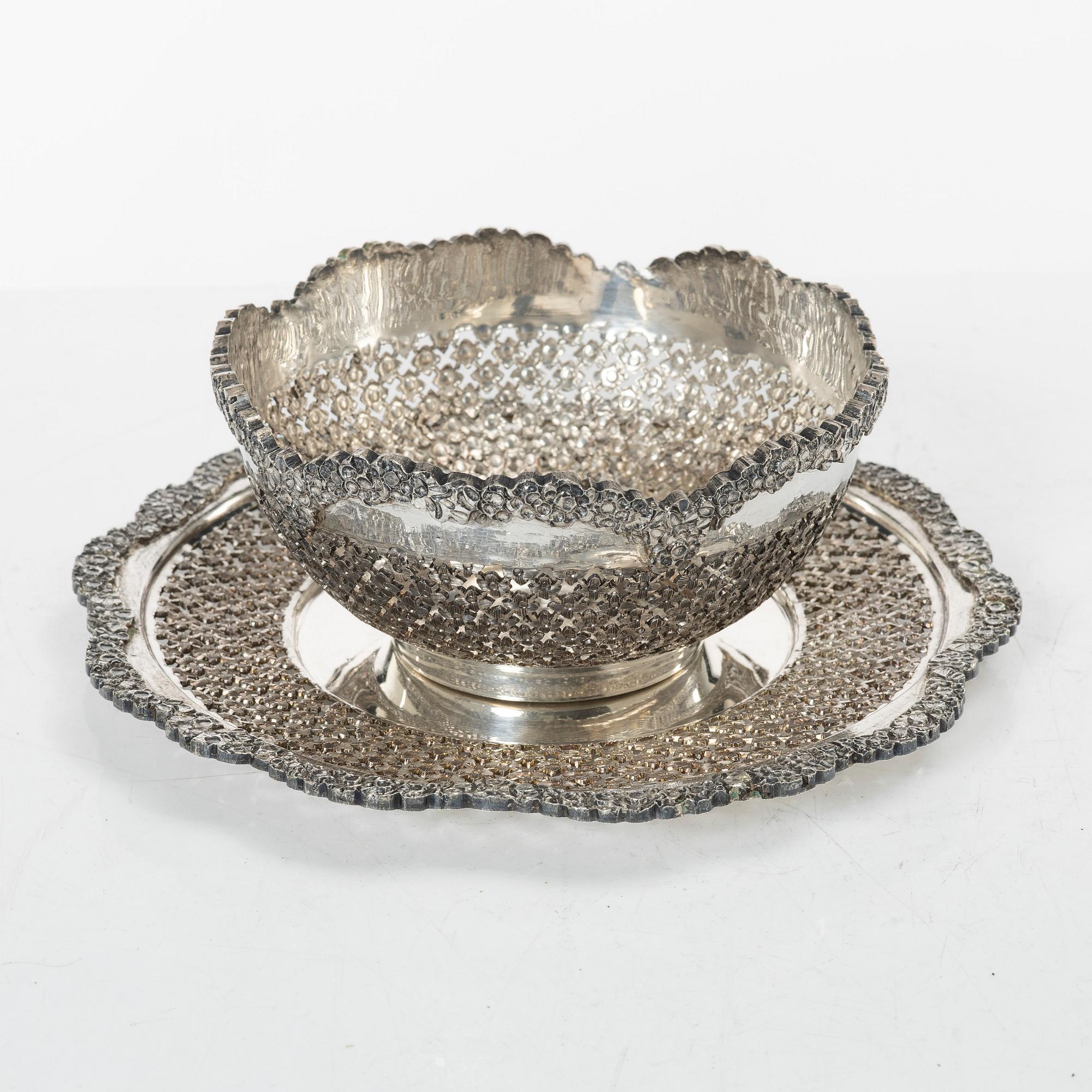 Skål på bricka, silver, Persien (Iran), 1900-tal.