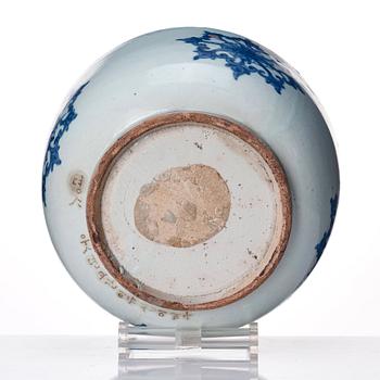 A large blue and white Korean box with cover, Joseon (1392-1897).
