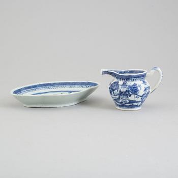 A blue and white ewer and a dish, Qing dynasty, Jiaqing (1796-1820).