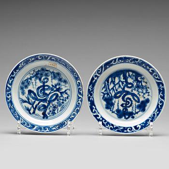 A pair of blue and white dishes, Tianqi / Chongzhen, 17th Century.