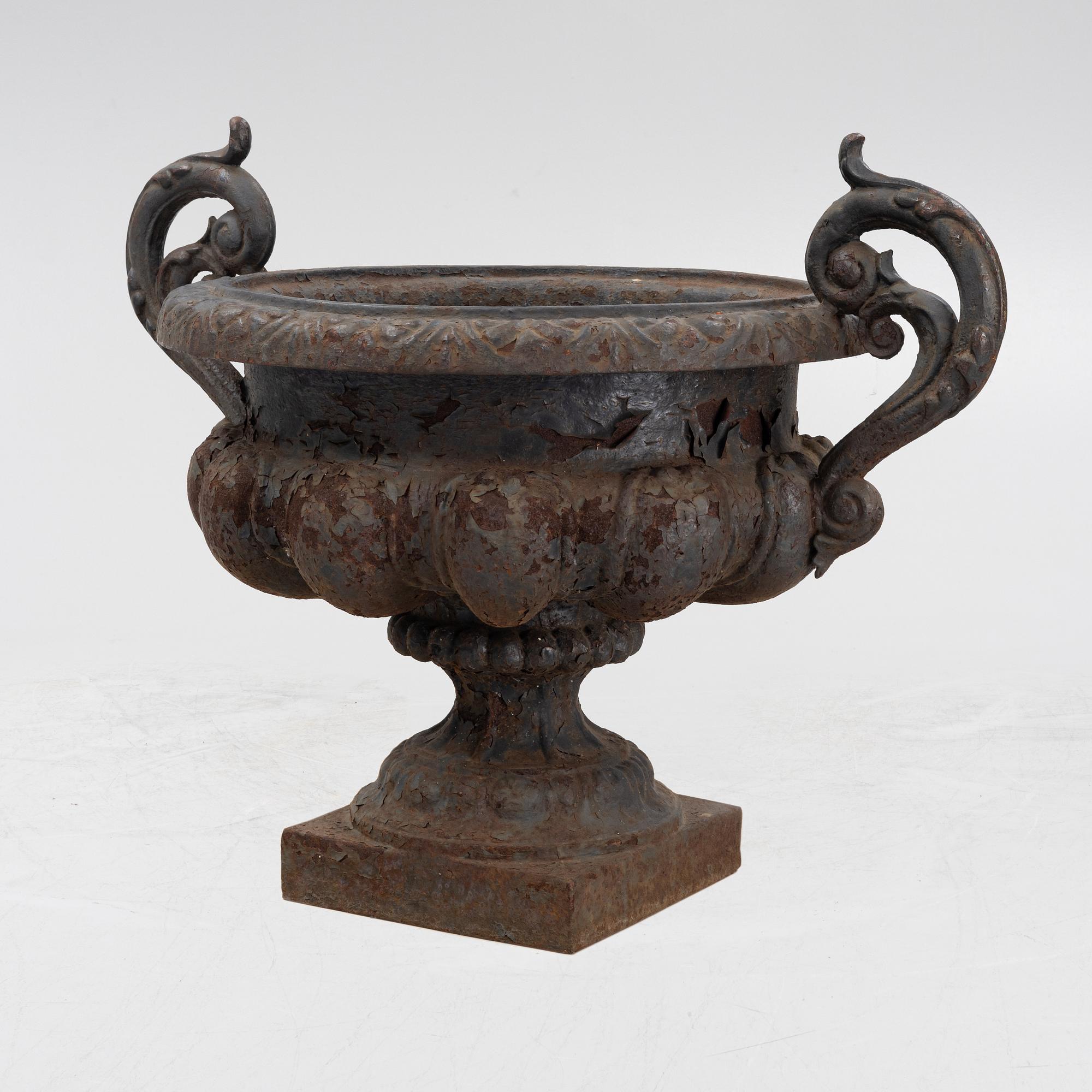 A cast iron garden urn, 20th Century.