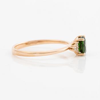 Ring 14K rose gold with chrome diopside and brilliant-cut diamonds.