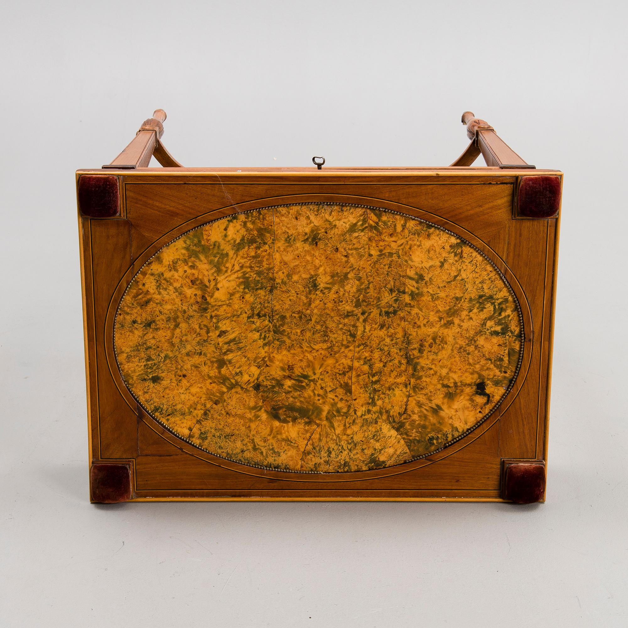 SENGUSTAVIANSKT BORD. Tillskrivet Lars Qvarnberg (mästare i Stockholm 1801-1813).