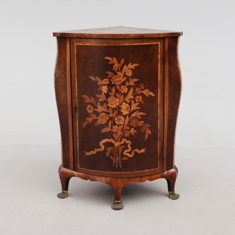 HÖRNSKÅP, sydeuropa, 1800-talets mitt.