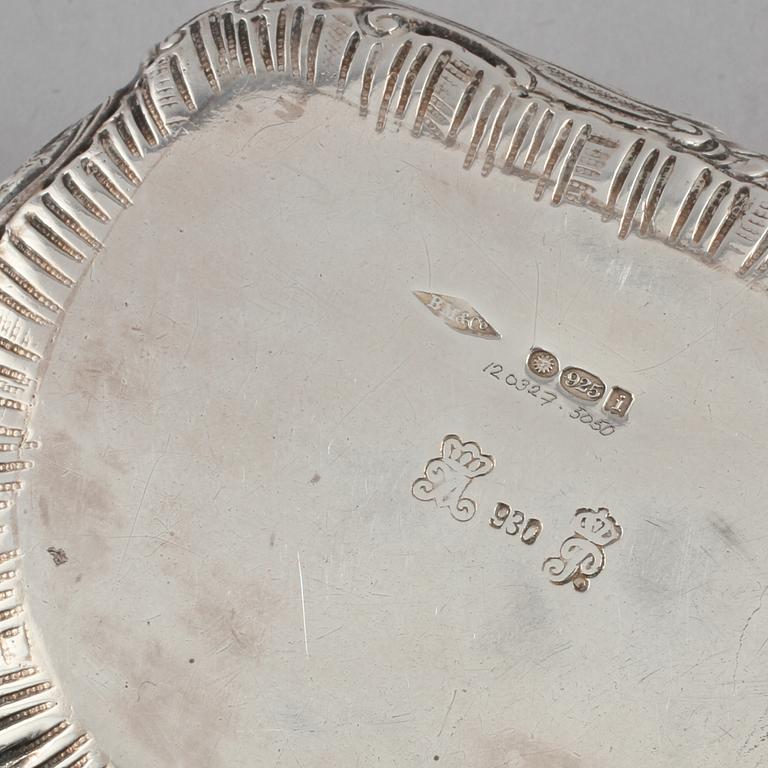 DOSA, silver, rokokostil, BM & Co., England, 1904. Vikt 135 g.