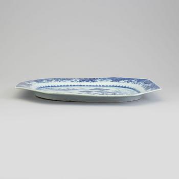 A blue and white export porcelain platter, Qing dynasty, Qianlong (1736-95).