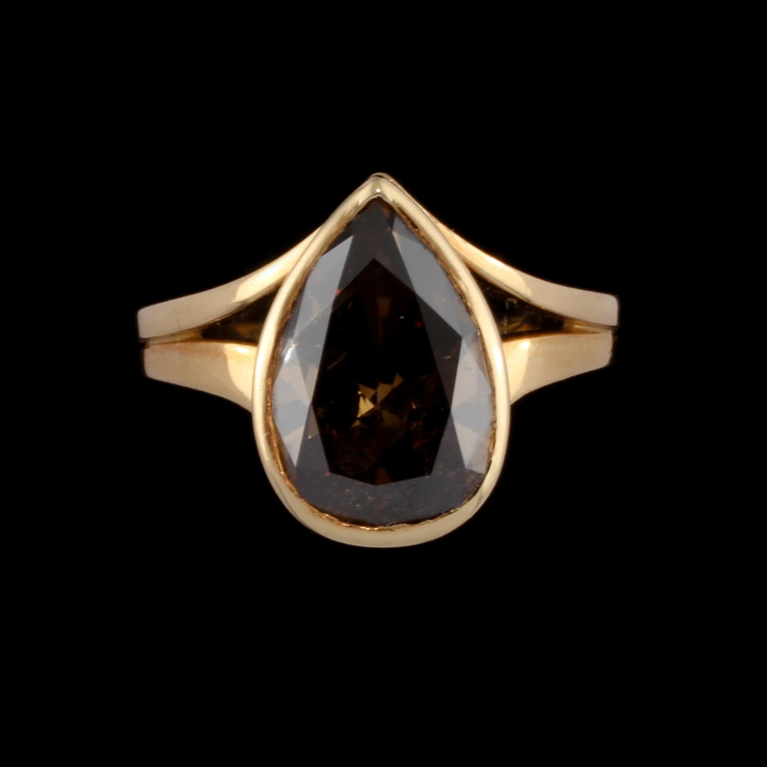 RING, 18k guld med cognacgsfärgad droppslipad diamant, 4.06 ct. Vikt 8 g.