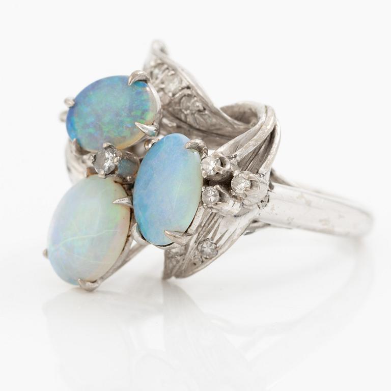 Ring, 14K vitguld med opaler och åttkantslipade diamanter.