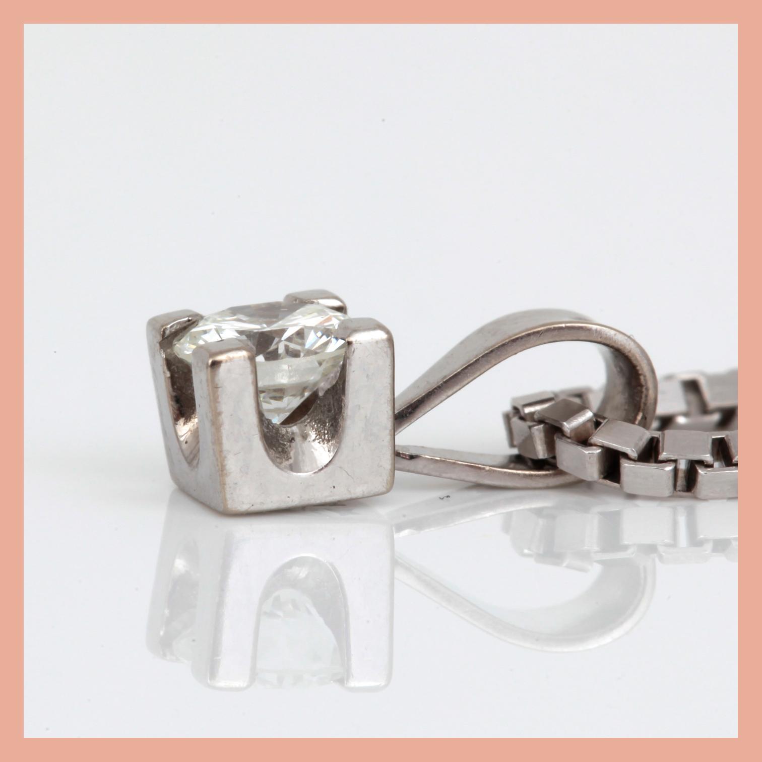 HÄNGE samt KEDJA, 18K vitguld med briljantslipad diamant ca 0,35 ct. Total vikt ca 7,68 g.