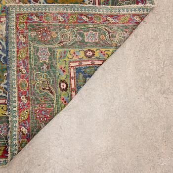 A PERSIAN CARPET. Early 20th century. Ca 687x470 cm.