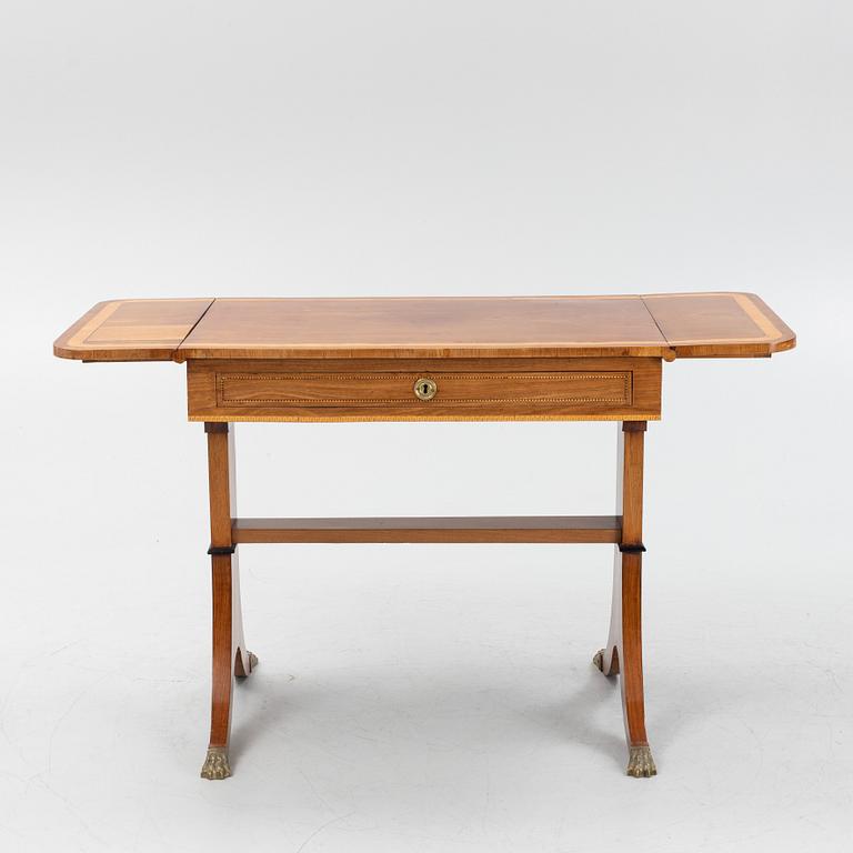 A mahogany veneered drop leaf table, early 19th Century.