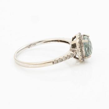 Ring, 18K vitguld med blå topas och briljantslipade diamanter.