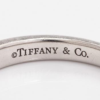 Tiffany & Co, sormus, "Tiffany Setting", platinaa ja briljanttihiottuja timantteja.