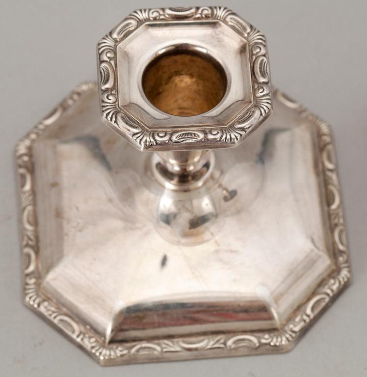 LJUSSTAKAR, ett par, silver. Svenska importstämplar, 1900-tal.