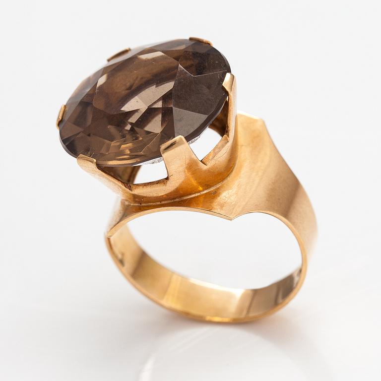 A 14K gold ring with a smoaky quartz. Nummilan Koru, Turku 1966.