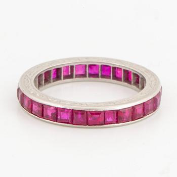 RING, hellallians med carréslipade rubiner.