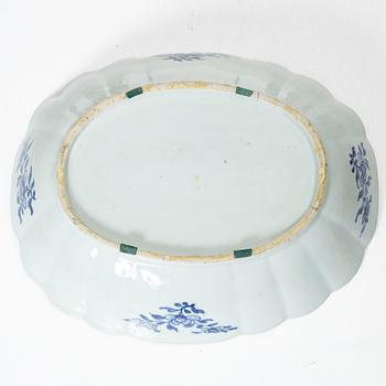 Stekfat, porslin. Qingdynastin, Qianlong (1736-95).