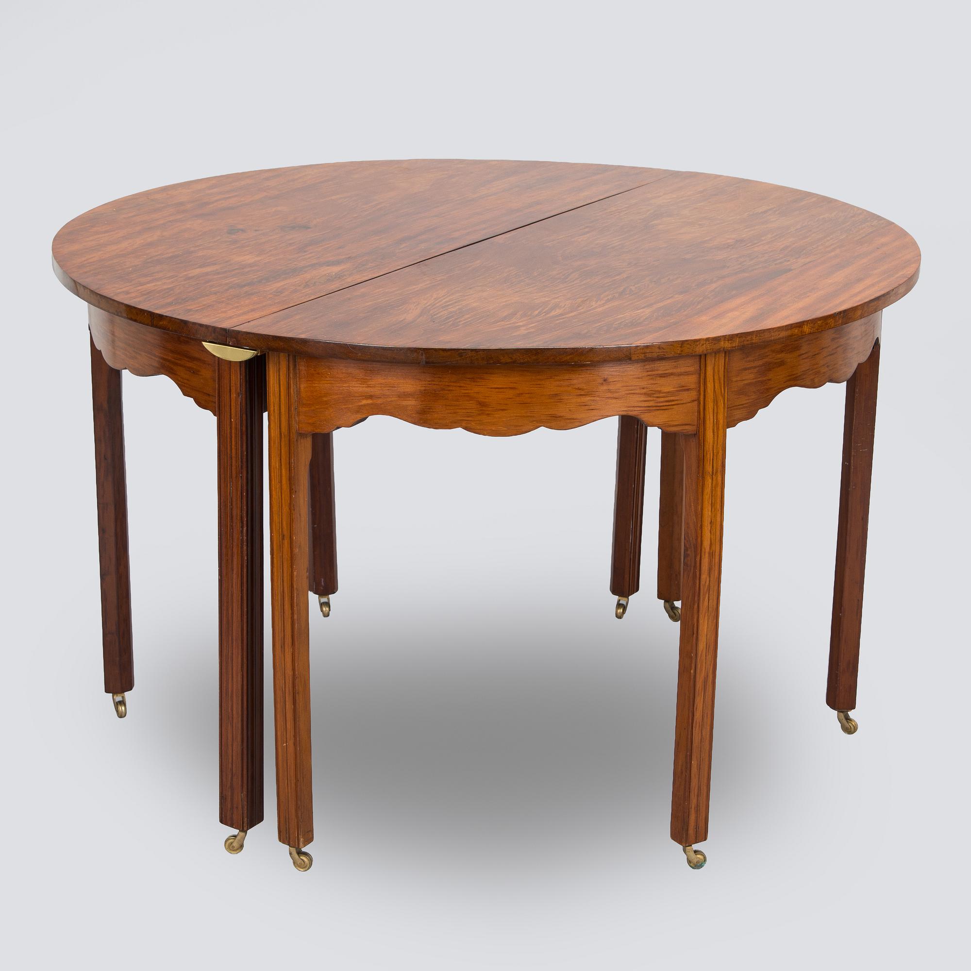 A mahogany dinner table circa 19th century, Georg III.