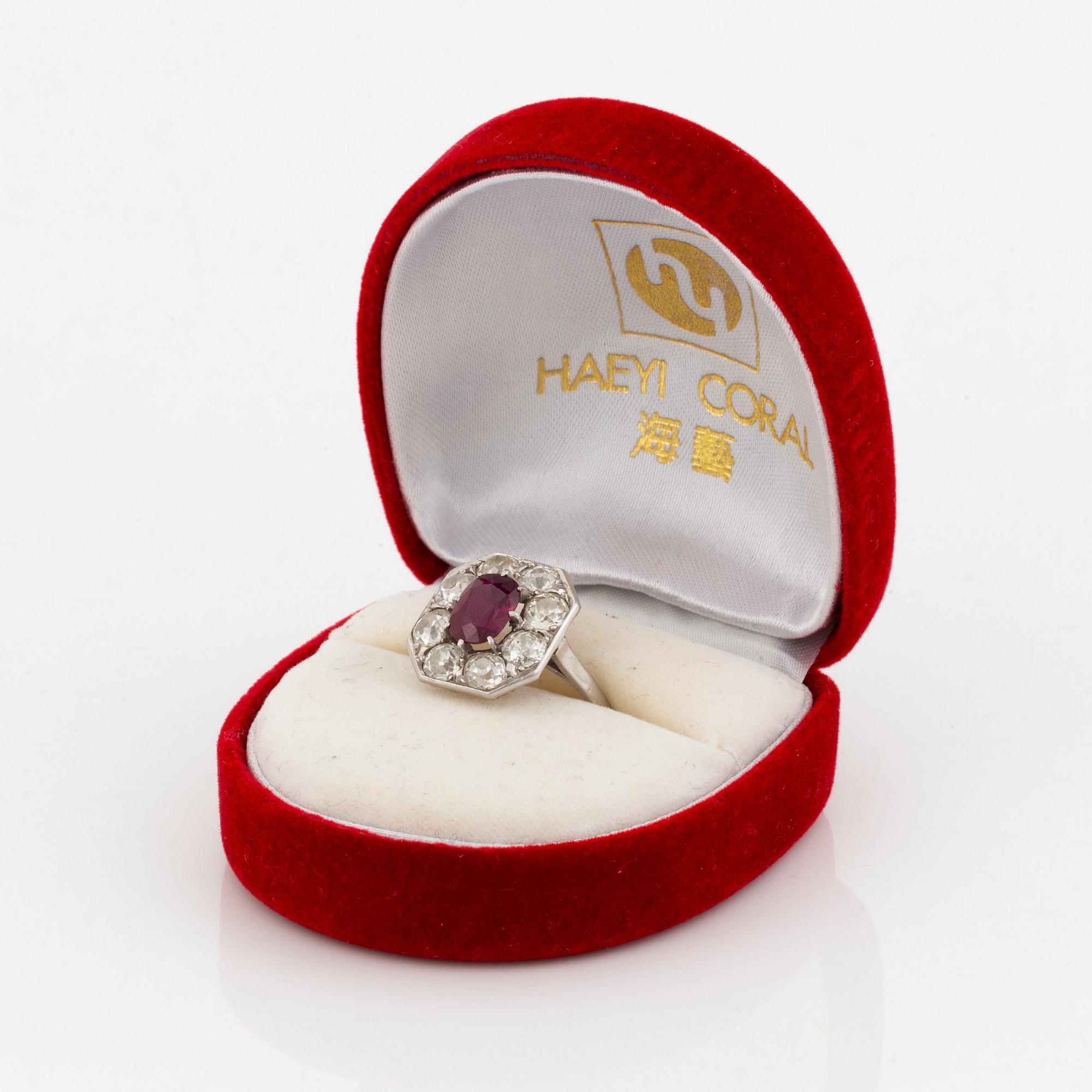 Ring 18K vitguld med en fasettslipad rubin samt gammalslipade diamanter.