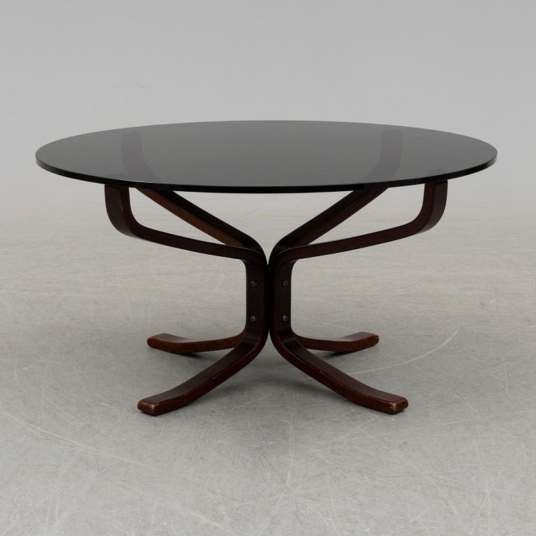 A pair of easy chairs and a table by Sigurd Ressel.