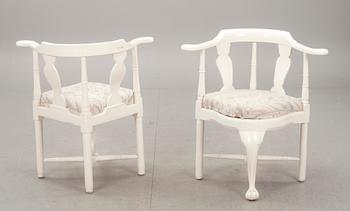 PUDERSTOLAR, ett par. Rokoko, provinsarbete. 1700-tal.