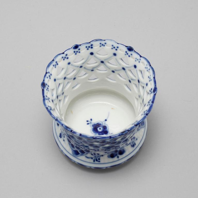 A set 38 pieces of Royal Copenhagen porcelain named "Musselmalet".